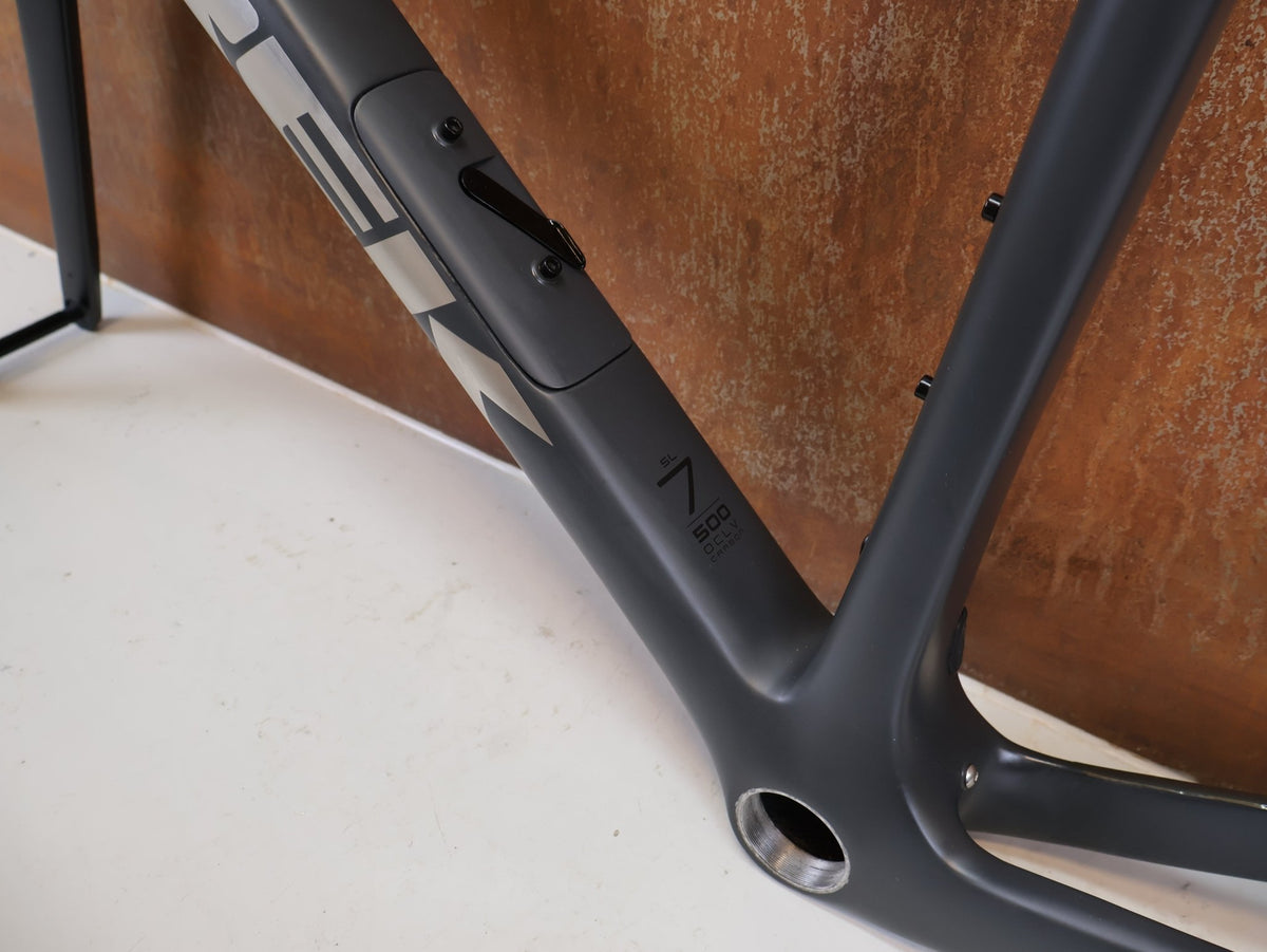 Rennradrahmen von Trek, Trek Domane SL 7 Rahmenset RH 56cm Carbon IsoSpeed / 2020 vor USEDBIKES-OB.DE Hintergrund