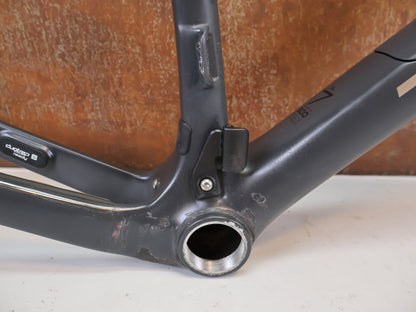 Rennradrahmen von Trek, Trek Domane SL 7 Rahmenset RH 56cm Carbon IsoSpeed / 2020 vor USEDBIKES-OB.DE Hintergrund