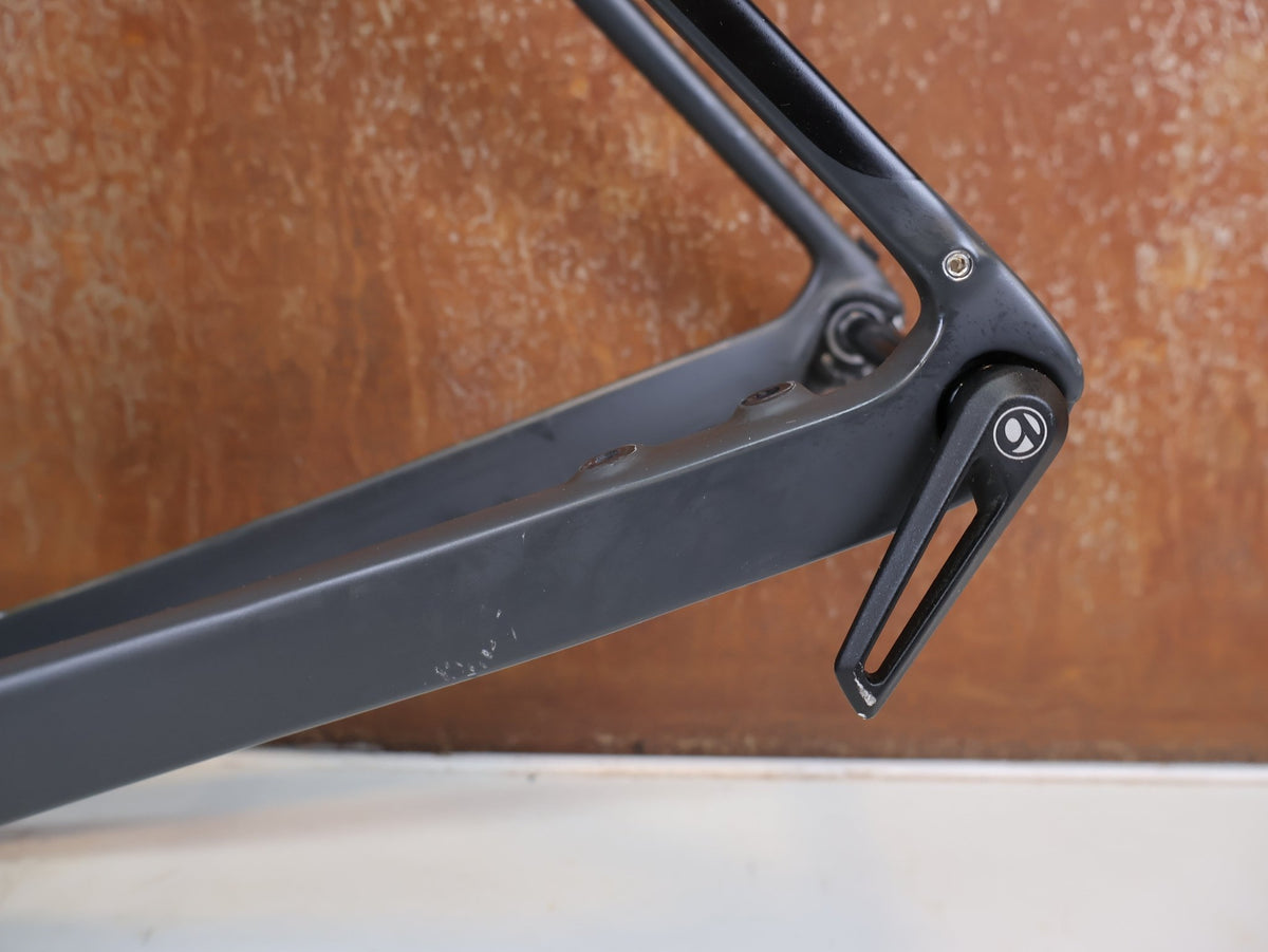 Rennradrahmen von Trek, Trek Domane SL 7 Rahmenset RH 56cm Carbon IsoSpeed / 2020 vor USEDBIKES-OB.DE Hintergrund