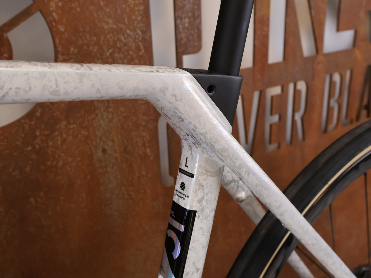 E-Rennrad/-Gravel von Trek, TREK DOMANE+ SL 9 AXS GEN 5 MOTHER OF PEARL / L / E-GRAVEL /-ROAD vor USEDBIKES-OB.DE Hintergrund