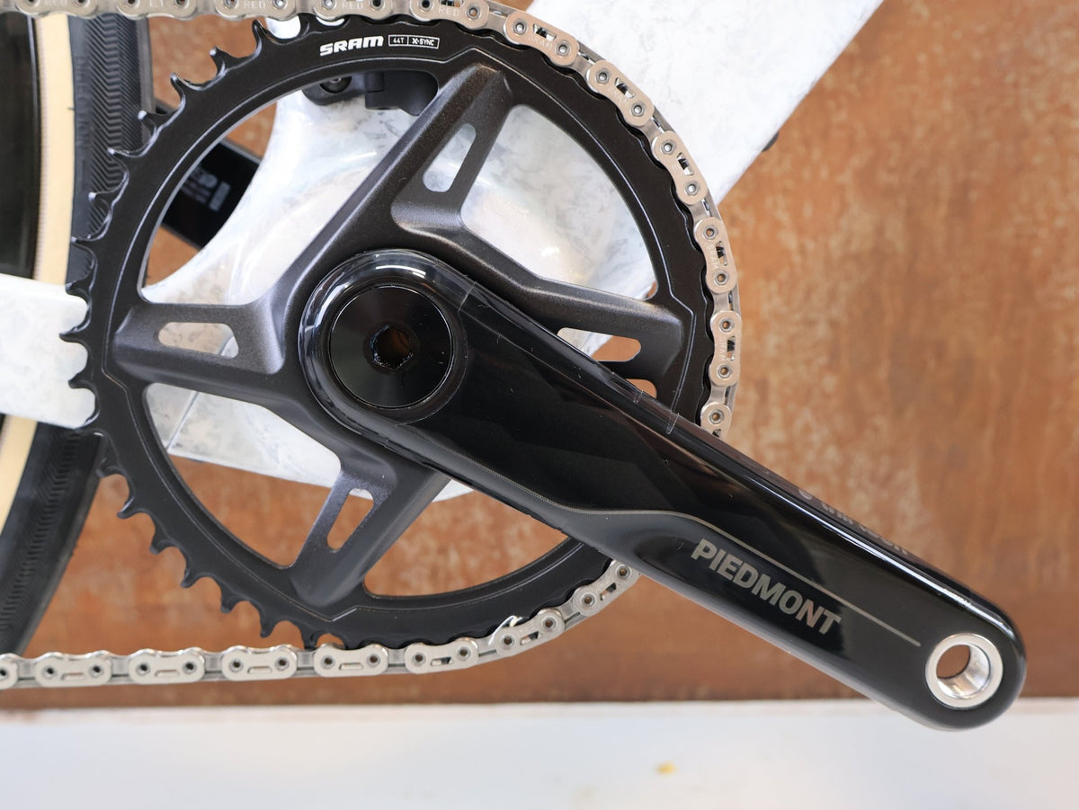E-Rennrad/-Gravel von Trek, TREK DOMANE+ SL 9 AXS GEN 5 MOTHER OF PEARL / L / E-GRAVEL /-ROAD vor USEDBIKES-OB.DE Hintergrund