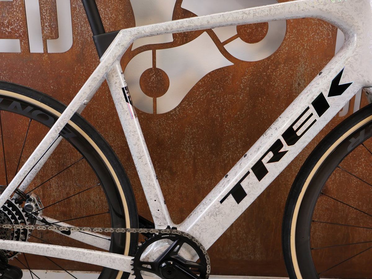 E-Rennrad/-Gravel von Trek, TREK DOMANE+ SL 9 AXS GEN 5 MOTHER OF PEARL / L / E-GRAVEL /-ROAD vor USEDBIKES-OB.DE Hintergrund