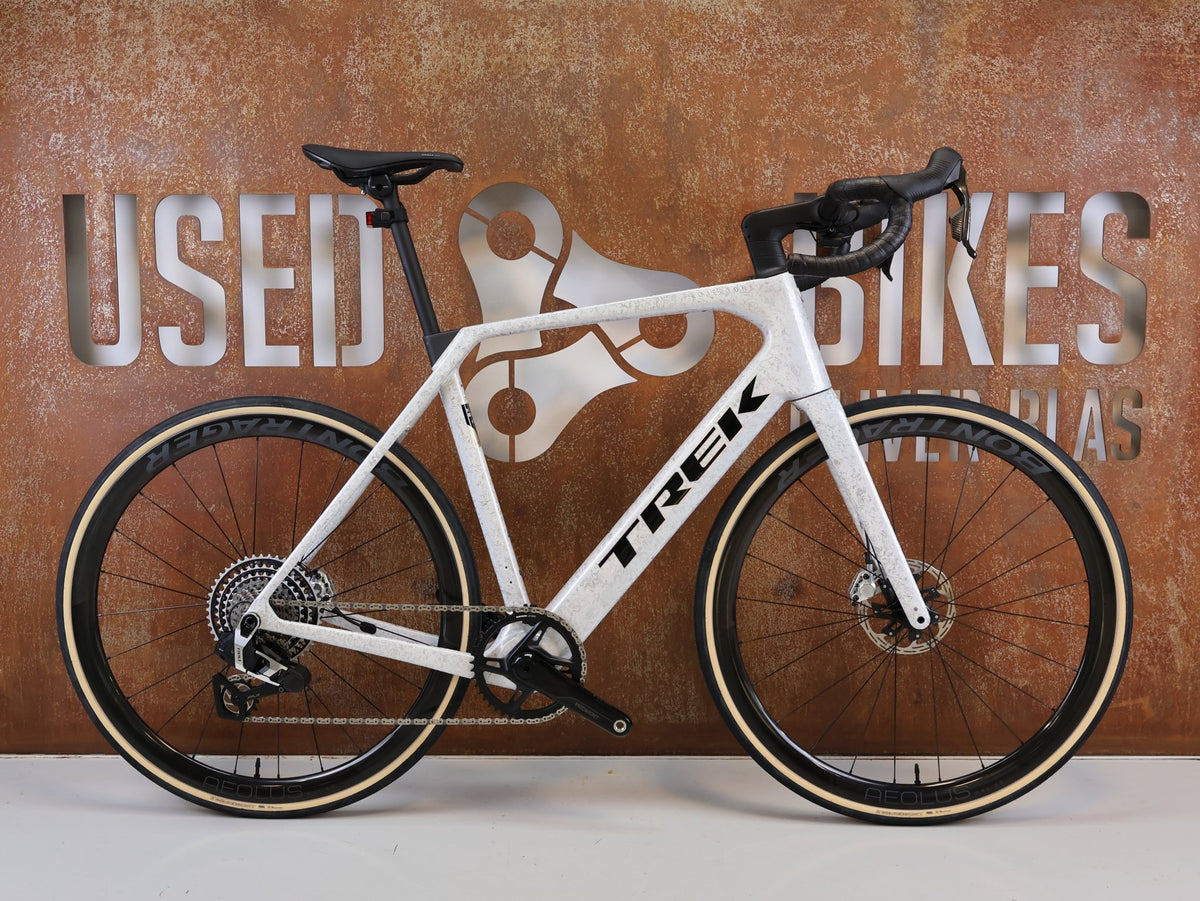 E-Rennrad/-Gravel von Trek, TREK DOMANE+ SL 9 AXS GEN 5 MOTHER OF PEARL / L / E-GRAVEL /-ROAD vor USEDBIKES-OB.DE Hintergrund