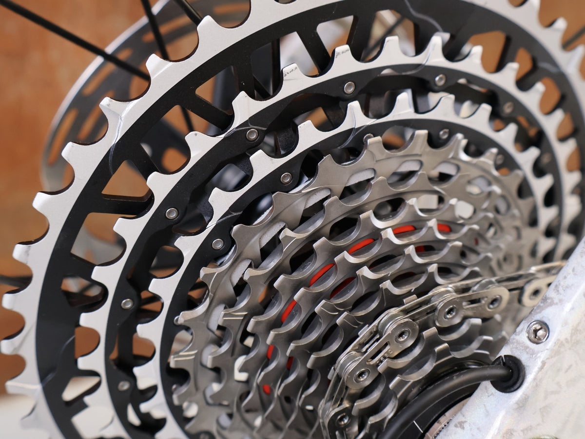 E-Rennrad/-Gravel von Trek, TREK DOMANE+ SL 9 AXS GEN 5 MOTHER OF PEARL / L / E-GRAVEL /-ROAD vor USEDBIKES-OB.DE Hintergrund
