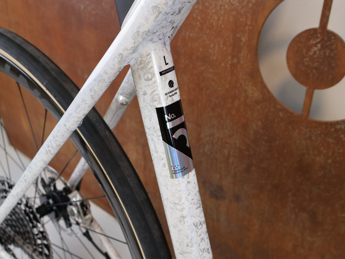 E-Rennrad/-Gravel von Trek, TREK DOMANE+ SL 9 AXS GEN 5 MOTHER OF PEARL / L / E-GRAVEL /-ROAD vor USEDBIKES-OB.DE Hintergrund