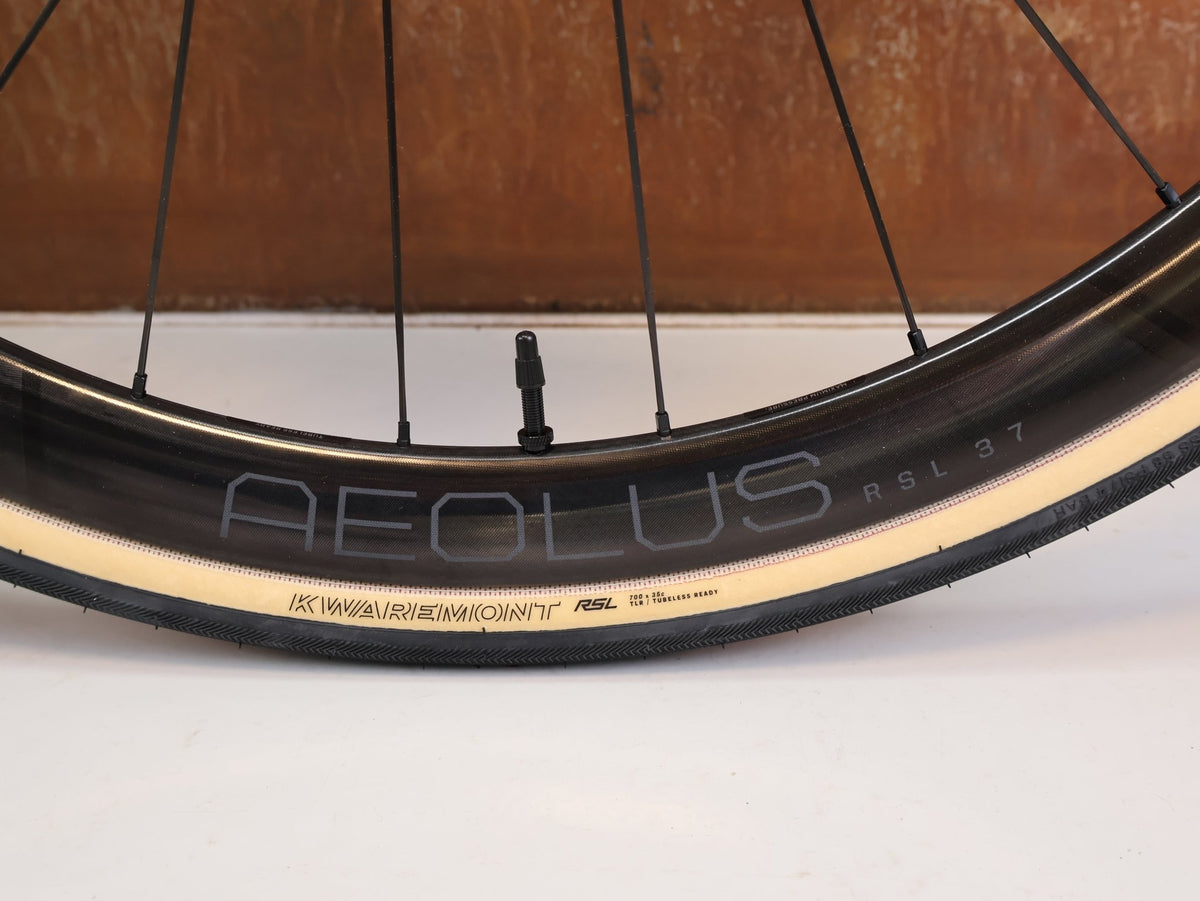 E-Rennrad/-Gravel von Trek, TREK DOMANE+ SL 9 AXS GEN 5 MOTHER OF PEARL / L / E-GRAVEL /-ROAD vor USEDBIKES-OB.DE Hintergrund