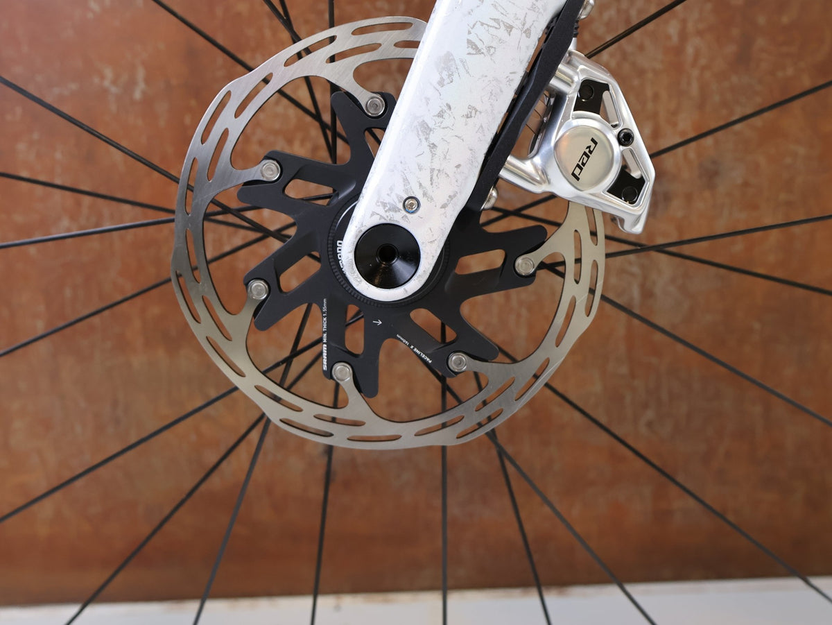 E-Rennrad/-Gravel von Trek, TREK DOMANE+ SL 9 AXS GEN 5 MOTHER OF PEARL / L / E-GRAVEL /-ROAD vor USEDBIKES-OB.DE Hintergrund