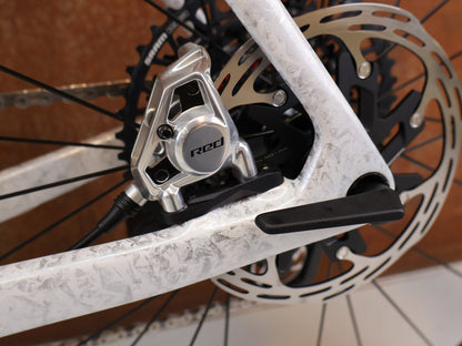 E-Rennrad/-Gravel von Trek, TREK DOMANE+ SL 9 AXS GEN 5 MOTHER OF PEARL / L / E-GRAVEL /-ROAD vor USEDBIKES-OB.DE Hintergrund