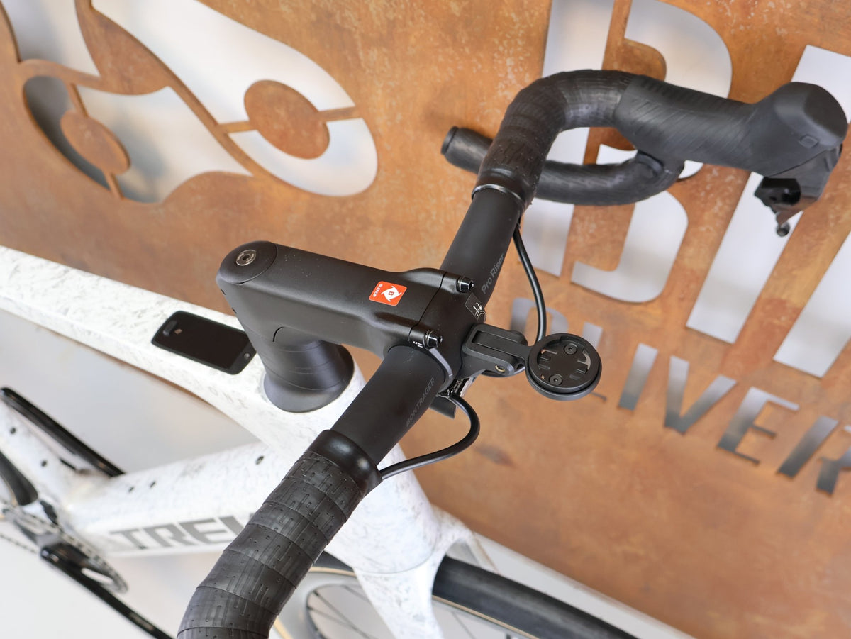 E-Rennrad/-Gravel von Trek, TREK DOMANE+ SL 9 AXS GEN 5 MOTHER OF PEARL / L / E-GRAVEL /-ROAD vor USEDBIKES-OB.DE Hintergrund