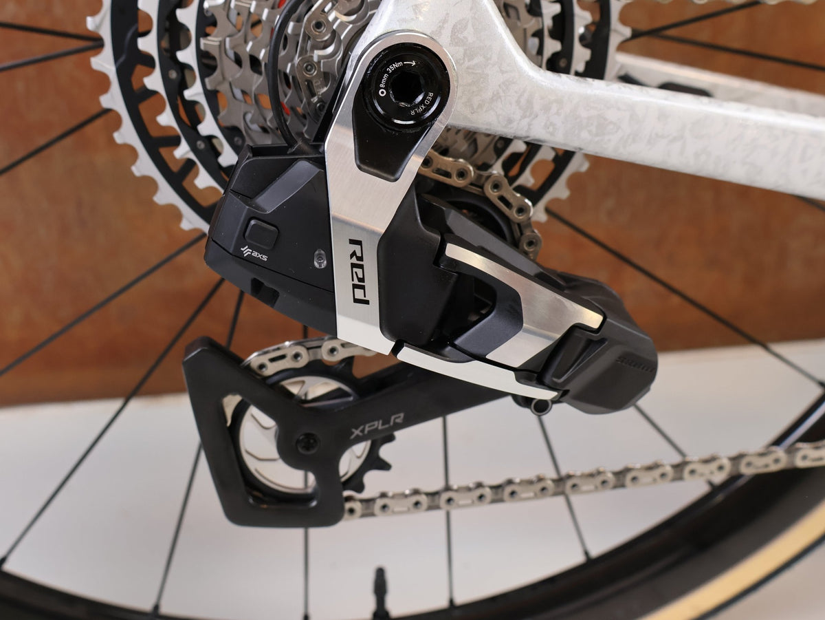 E-Rennrad/-Gravel von Trek, TREK DOMANE+ SL 9 AXS GEN 5 MOTHER OF PEARL / L / E-GRAVEL /-ROAD vor USEDBIKES-OB.DE Hintergrund