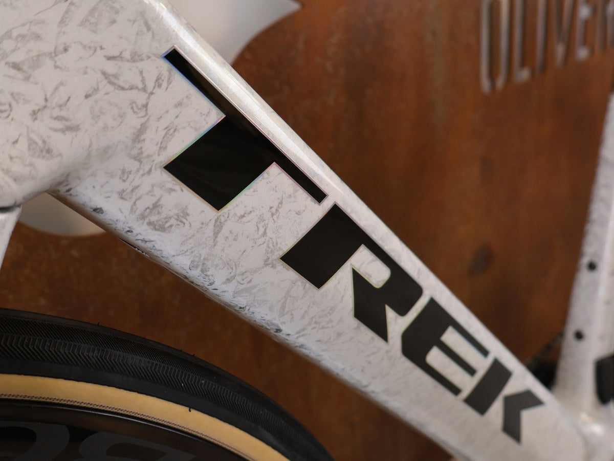 E-Rennrad/-Gravel von Trek, TREK DOMANE+ SL 9 AXS GEN 5 MOTHER OF PEARL / L / E-GRAVEL /-ROAD vor USEDBIKES-OB.DE Hintergrund