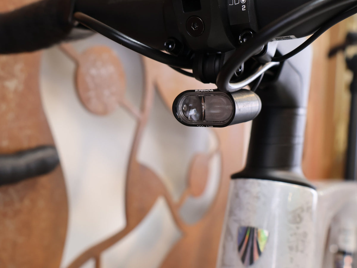 E-Rennrad/-Gravel von Trek, TREK DOMANE+ SL 9 AXS GEN 5 MOTHER OF PEARL / L / E-GRAVEL /-ROAD vor USEDBIKES-OB.DE Hintergrund