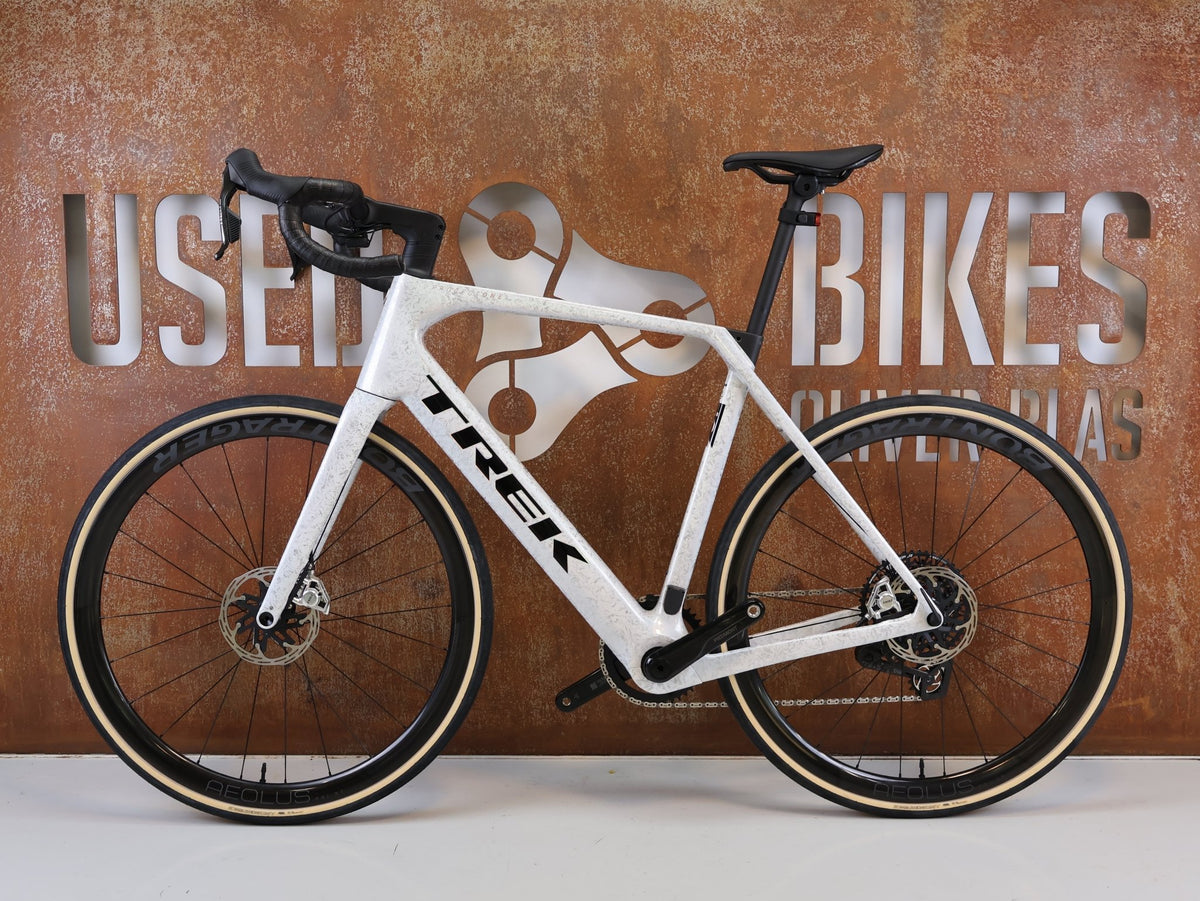 E-Rennrad/-Gravel von Trek, TREK DOMANE+ SL 9 AXS GEN 5 MOTHER OF PEARL / L / E-GRAVEL /-ROAD vor USEDBIKES-OB.DE Hintergrund