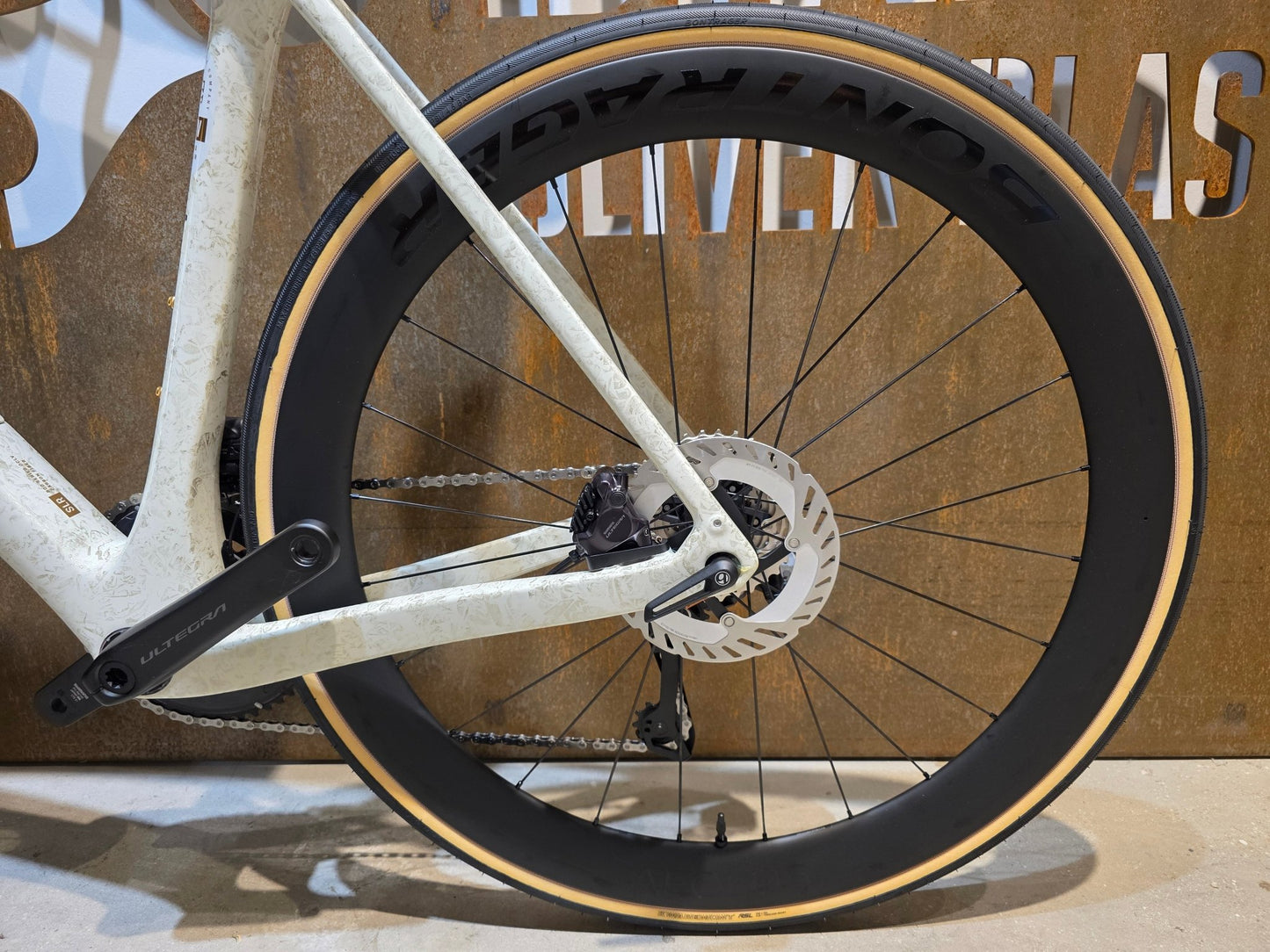 Rennrad von Trek, TREK DOMANE SLR 7 GEN 4 / ERA WHITE / SUPERNOVA MARBLE / 56CM vor USEDBIKES - OB.DE Hintergrund