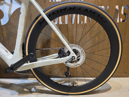 Rennrad von Trek, TREK DOMANE SLR 7 GEN 4 / ERA WHITE / SUPERNOVA MARBLE / 56CM vor USEDBIKES - OB.DE Hintergrund