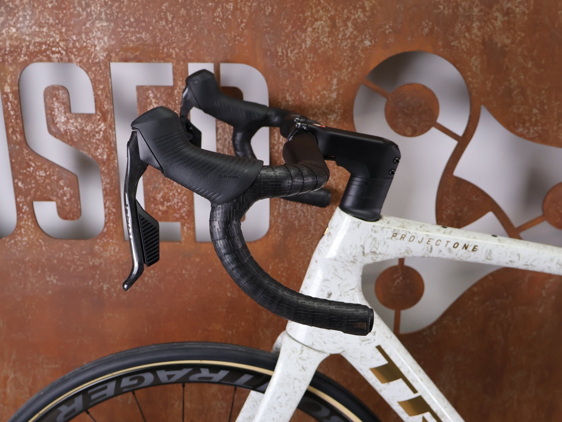 Rennrad von Trek, TREK DOMANE SLR 9 AXS GEN 4 – PROJECT ONE / SRAM RED AXS E1 – AEOLUS RSL 37 – 58 CM vor USEDBIKES - OB.DE Hintergrund