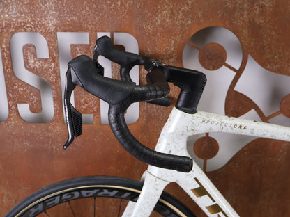 Rennrad von Trek, TREK DOMANE SLR 9 AXS GEN 4 – PROJECT ONE / SRAM RED AXS E1 – AEOLUS RSL 37 – 58 CM vor USEDBIKES - OB.DE Hintergrund