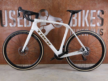 Rennrad von Trek, TREK DOMANE SLR 9 AXS GEN 4 – PROJECT ONE / SRAM RED AXS E1 – AEOLUS RSL 37 – 58 CM vor USEDBIKES - OB.DE Hintergrund