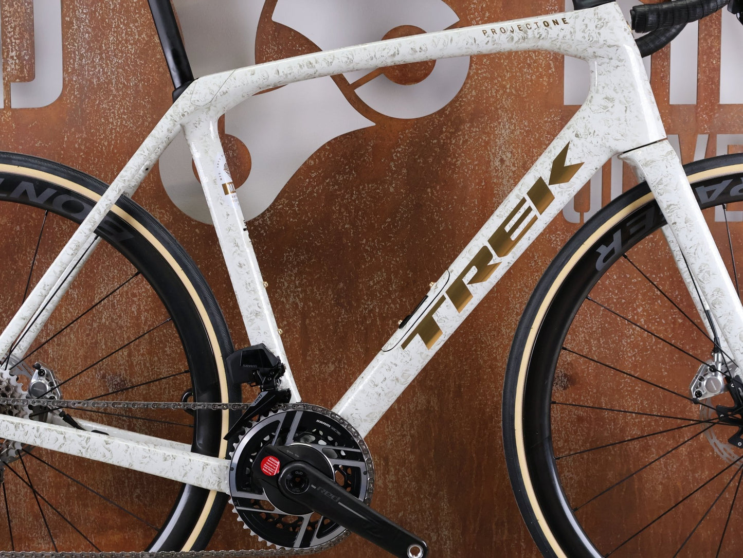 Rennrad von Trek, TREK DOMANE SLR 9 AXS GEN 4 – PROJECT ONE / SRAM RED AXS E1 – AEOLUS RSL 37 – 58 CM vor USEDBIKES - OB.DE Hintergrund