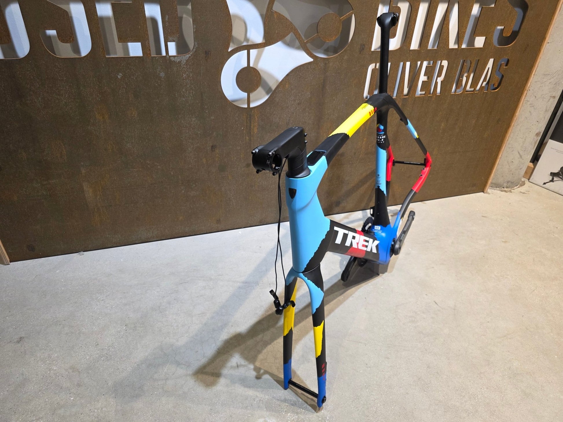 Rennradrahmen von Trek, TREK DOMANE + SLR 9 RAHMENSET / 62CM vor USEDBIKES - OB.DE Hintergrund