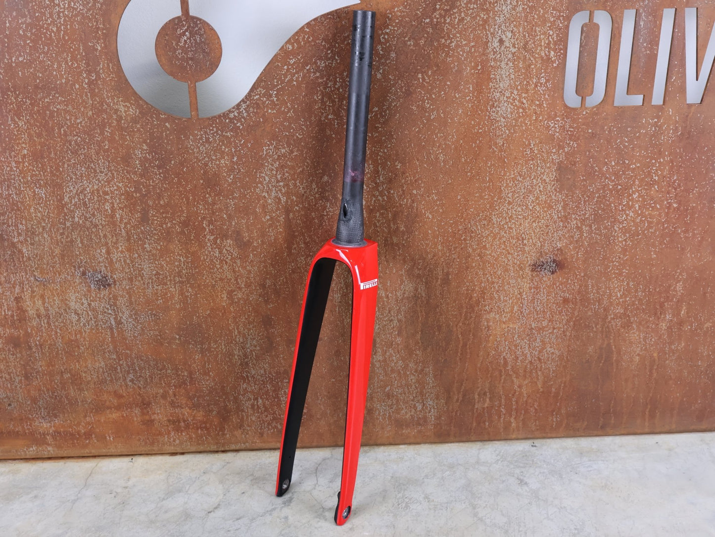 Federgabel, Gabel & Dämpfer von Trek, TREK DOMANE SLR GEN 4 700C RIGID FORK – VIPER RED GLOSS / 53MM OFFSET – LIDL - TREK PRO TEAM vor USEDBIKES - OB.DE Hintergrund