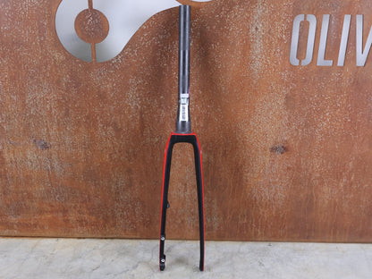 Federgabel, Gabel & Dämpfer von Trek, TREK DOMANE SLR GEN 4 700C RIGID FORK – VIPER RED GLOSS / 53MM OFFSET – LIDL - TREK PRO TEAM vor USEDBIKES - OB.DE Hintergrund