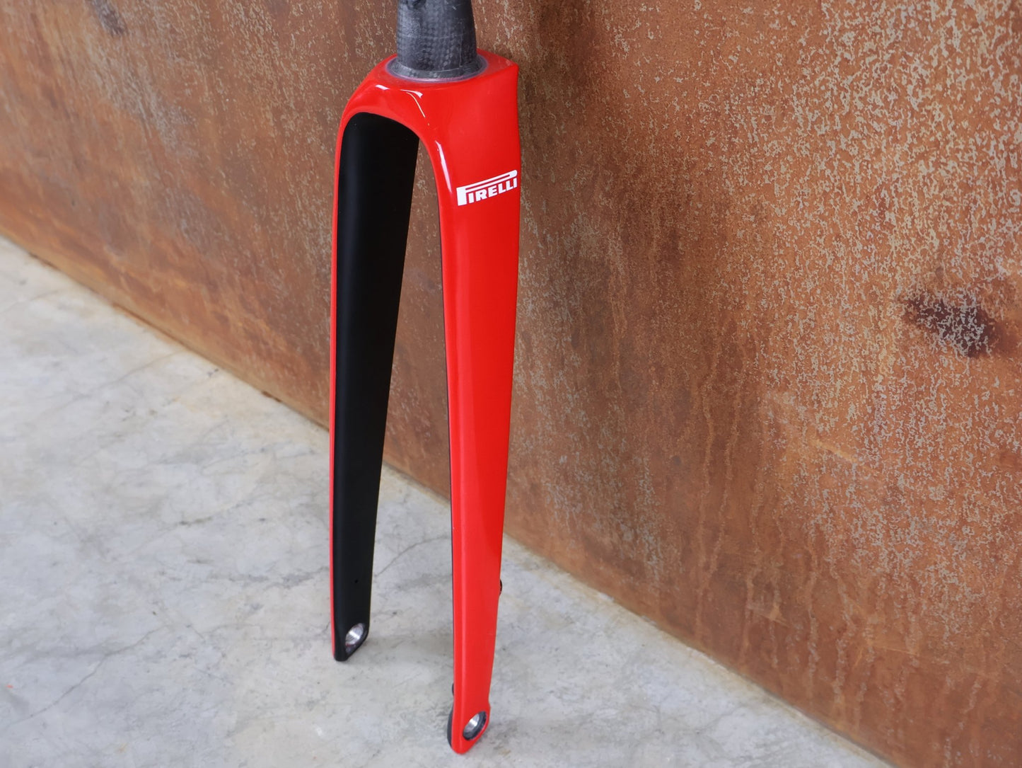 Federgabel, Gabel & Dämpfer von Trek, TREK DOMANE SLR GEN 4 700C RIGID FORK – VIPER RED GLOSS / 53MM OFFSET – LIDL - TREK PRO TEAM vor USEDBIKES - OB.DE Hintergrund