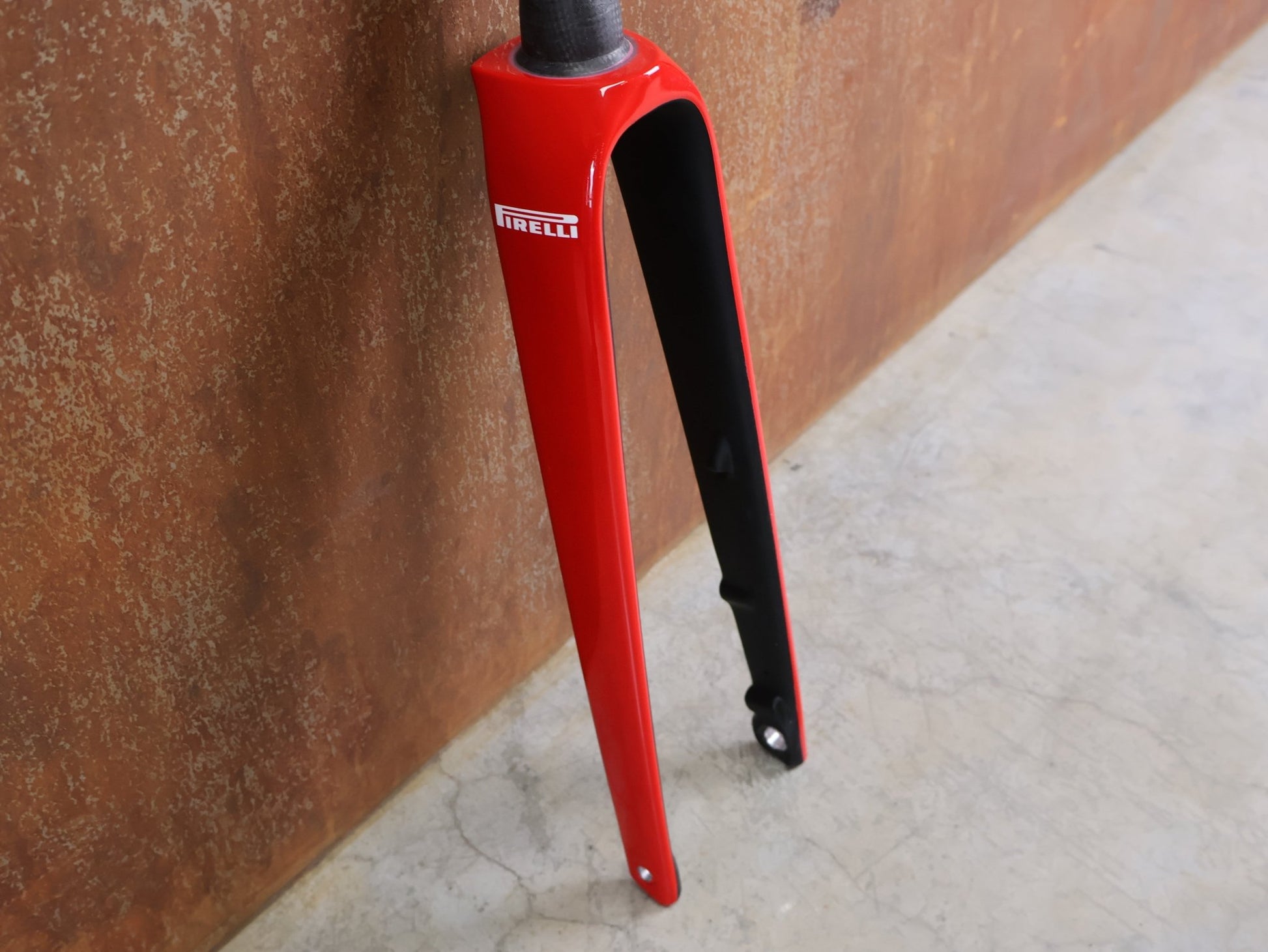 Federgabel, Gabel & Dämpfer von Trek, TREK DOMANE SLR GEN 4 700C RIGID FORK – VIPER RED GLOSS / 53MM OFFSET – LIDL - TREK PRO TEAM vor USEDBIKES - OB.DE Hintergrund