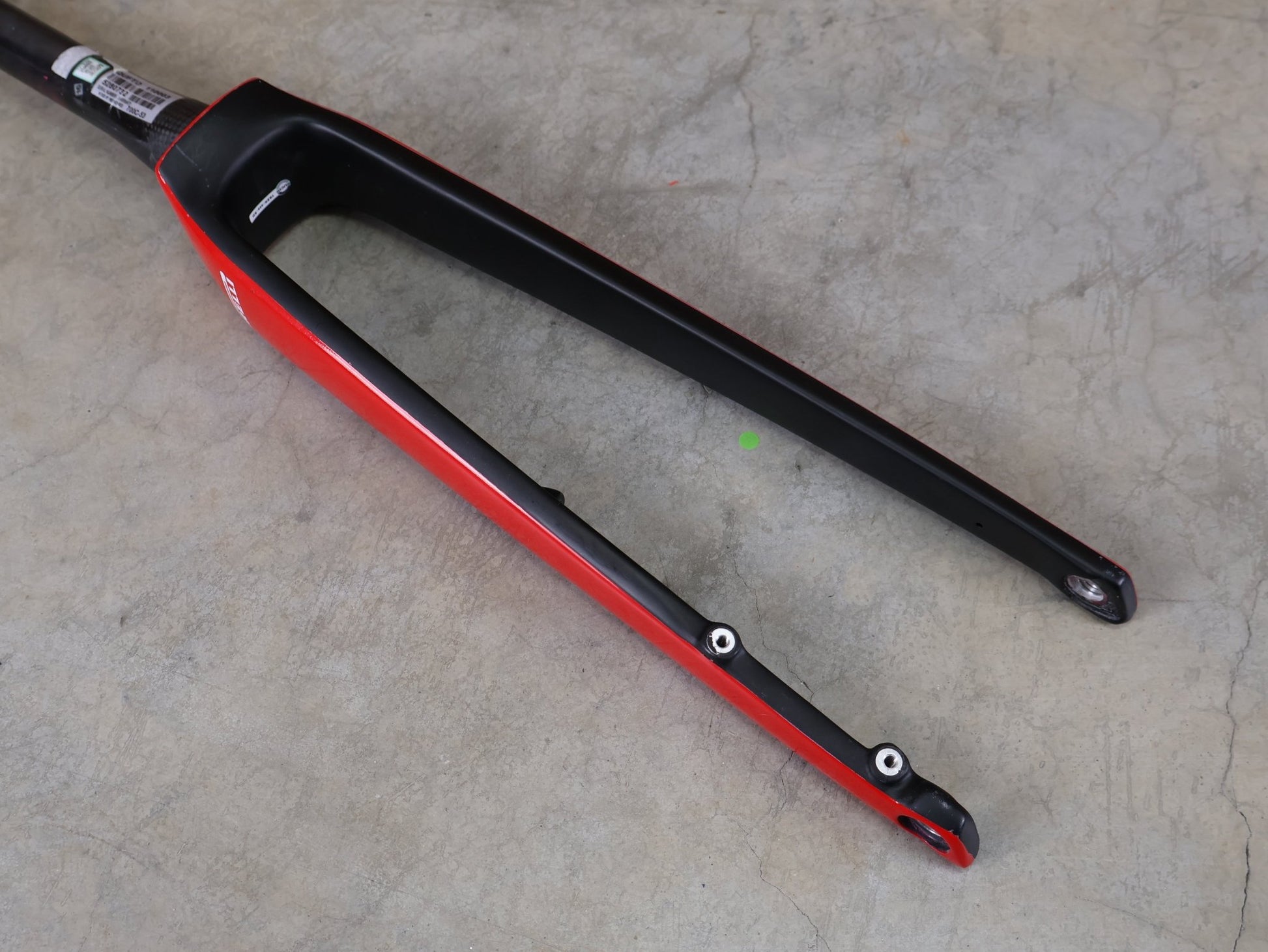 Federgabel, Gabel & Dämpfer von Trek, TREK DOMANE SLR GEN 4 700C RIGID FORK – VIPER RED GLOSS / 53MM OFFSET – LIDL - TREK PRO TEAM vor USEDBIKES - OB.DE Hintergrund