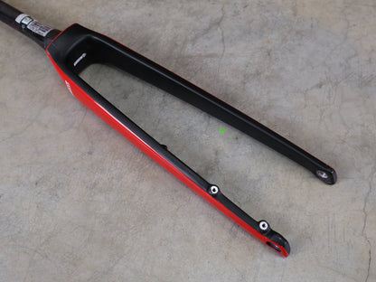 Federgabel, Gabel & Dämpfer von Trek, TREK DOMANE SLR GEN 4 700C RIGID FORK – VIPER RED GLOSS / 53MM OFFSET – LIDL - TREK PRO TEAM vor USEDBIKES - OB.DE Hintergrund