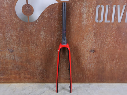 Federgabel, Gabel & Dämpfer von Trek, TREK DOMANE SLR GEN 4 700C RIGID FORK – VIPER RED GLOSS / 53MM OFFSET – LIDL - TREK PRO TEAM vor USEDBIKES - OB.DE Hintergrund