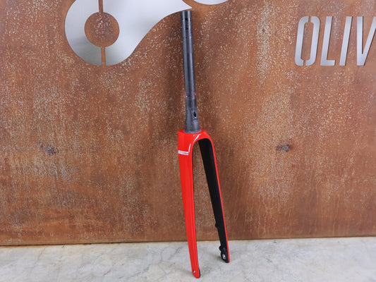 Federgabel, Gabel & Dämpfer von Trek, TREK DOMANE SLR GEN 4 700C RIGID FORK – VIPER RED GLOSS / 53MM OFFSET – LIDL - TREK PRO TEAM vor USEDBIKES - OB.DE Hintergrund