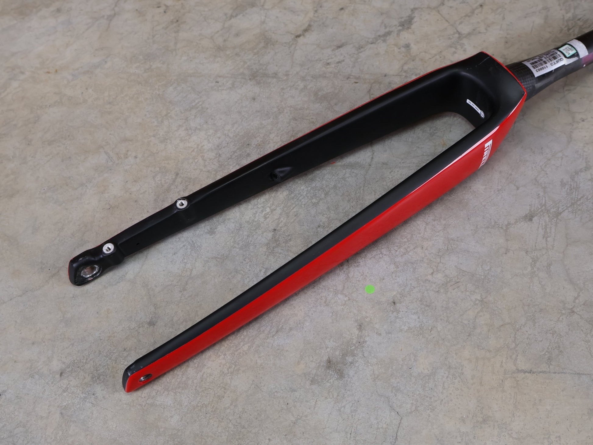 Federgabel, Gabel & Dämpfer von Trek, TREK DOMANE SLR GEN 4 700C RIGID FORK – VIPER RED GLOSS / 53MM OFFSET – LIDL - TREK PRO TEAM vor USEDBIKES - OB.DE Hintergrund