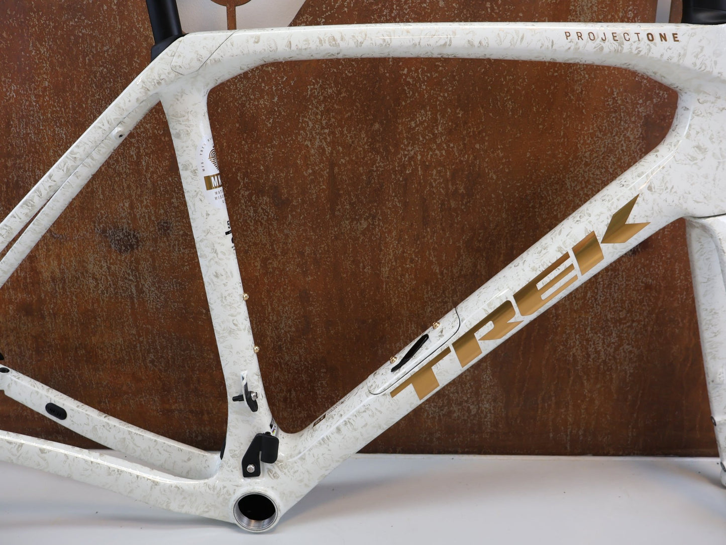 Rennradrahmen von Trek, TREK DOMANE SLR GEN 4 FRAMESET / ERA WHITE / 58 CM / 800 OCLV / 2400G vor USEDBIKES - OB.DE Hintergrund