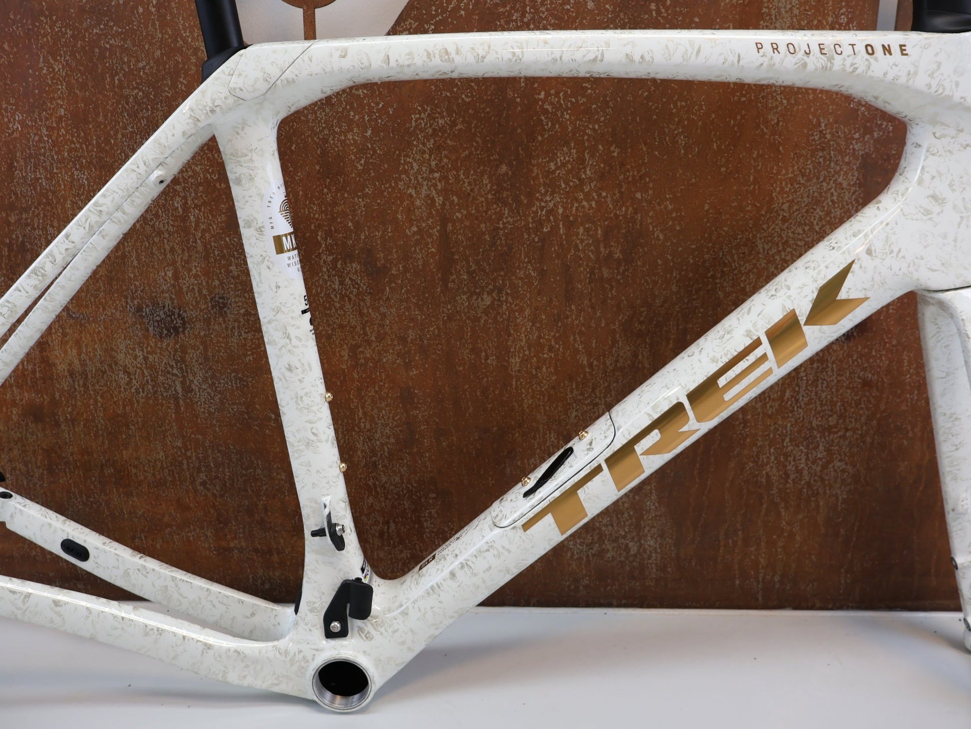 Rennradrahmen von Trek, TREK DOMANE SLR GEN 4 FRAMESET / ERA WHITE / 58 CM / 800 OCLV / 2400G vor USEDBIKES - OB.DE Hintergrund