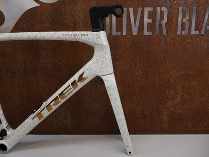 Rennradrahmen von Trek, TREK DOMANE SLR GEN 4 FRAMESET / ERA WHITE / 58 CM / 800 OCLV / 2400G vor USEDBIKES - OB.DE Hintergrund