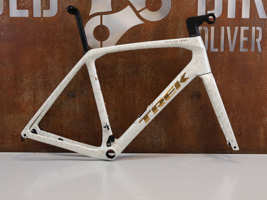 Rennradrahmen von Trek, TREK DOMANE SLR GEN 4 FRAMESET / ERA WHITE / 58 CM / 800 OCLV / 2400G vor USEDBIKES - OB.DE Hintergrund