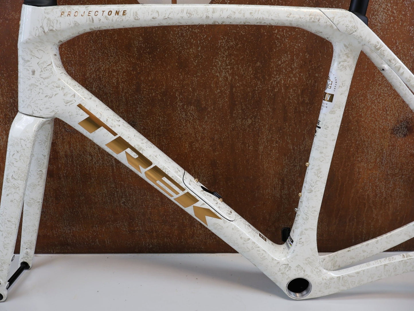 Rennradrahmen von Trek, TREK DOMANE SLR GEN 4 FRAMESET / ERA WHITE / 58 CM / 800 OCLV / 2400G vor USEDBIKES - OB.DE Hintergrund
