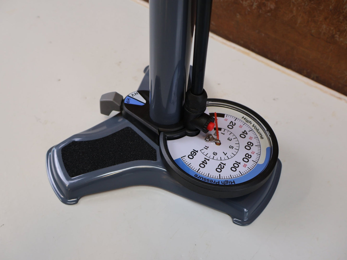 Luftpumpen & Werkzeug von Bontrager, TREK DUAL CHARGER STANDPUMPE / 11 BAR 160 PSI PRESTA SCHRADER MANOMETER vor USEDBIKES-OB.DE Hintergrund