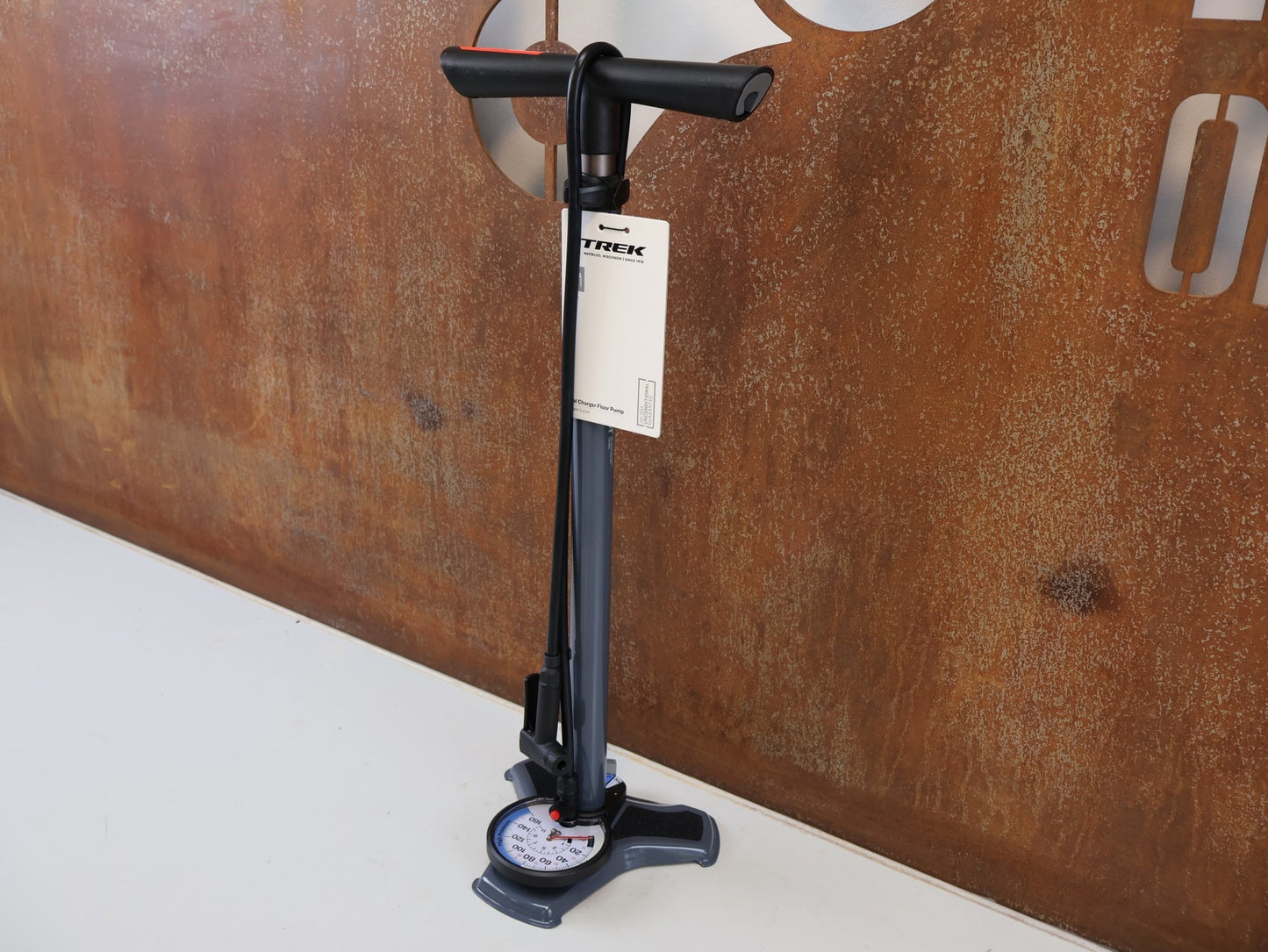 Luftpumpen & Werkzeug von Bontrager, TREK DUAL CHARGER STANDPUMPE / 11 BAR 160 PSI PRESTA SCHRADER MANOMETER vor USEDBIKES-OB.DE Hintergrund