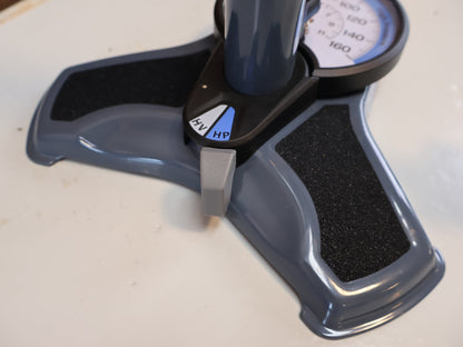 Luftpumpen & Werkzeug von Bontrager, TREK DUAL CHARGER STANDPUMPE / 11 BAR 160 PSI PRESTA SCHRADER MANOMETER vor USEDBIKES-OB.DE Hintergrund