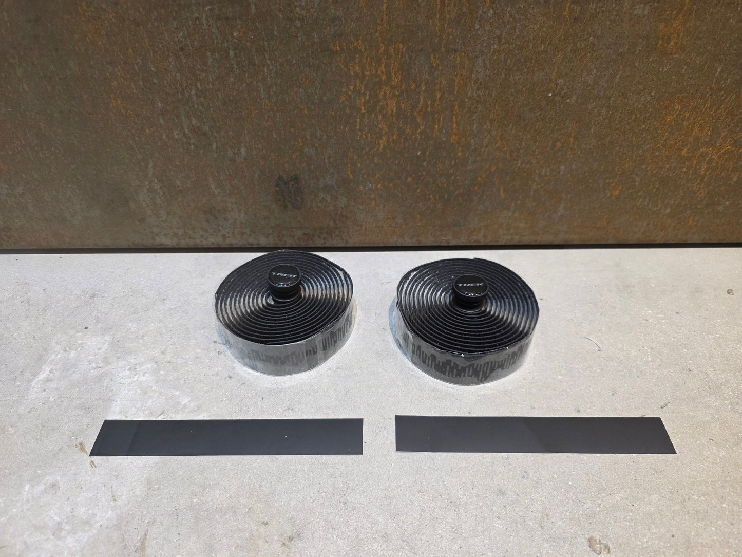 Griffe und Lenkerbänder von Trek, TREK ECOTACK LENKERBANDSET / BLACK vor USEDBIKES - OB.DE Hintergrund