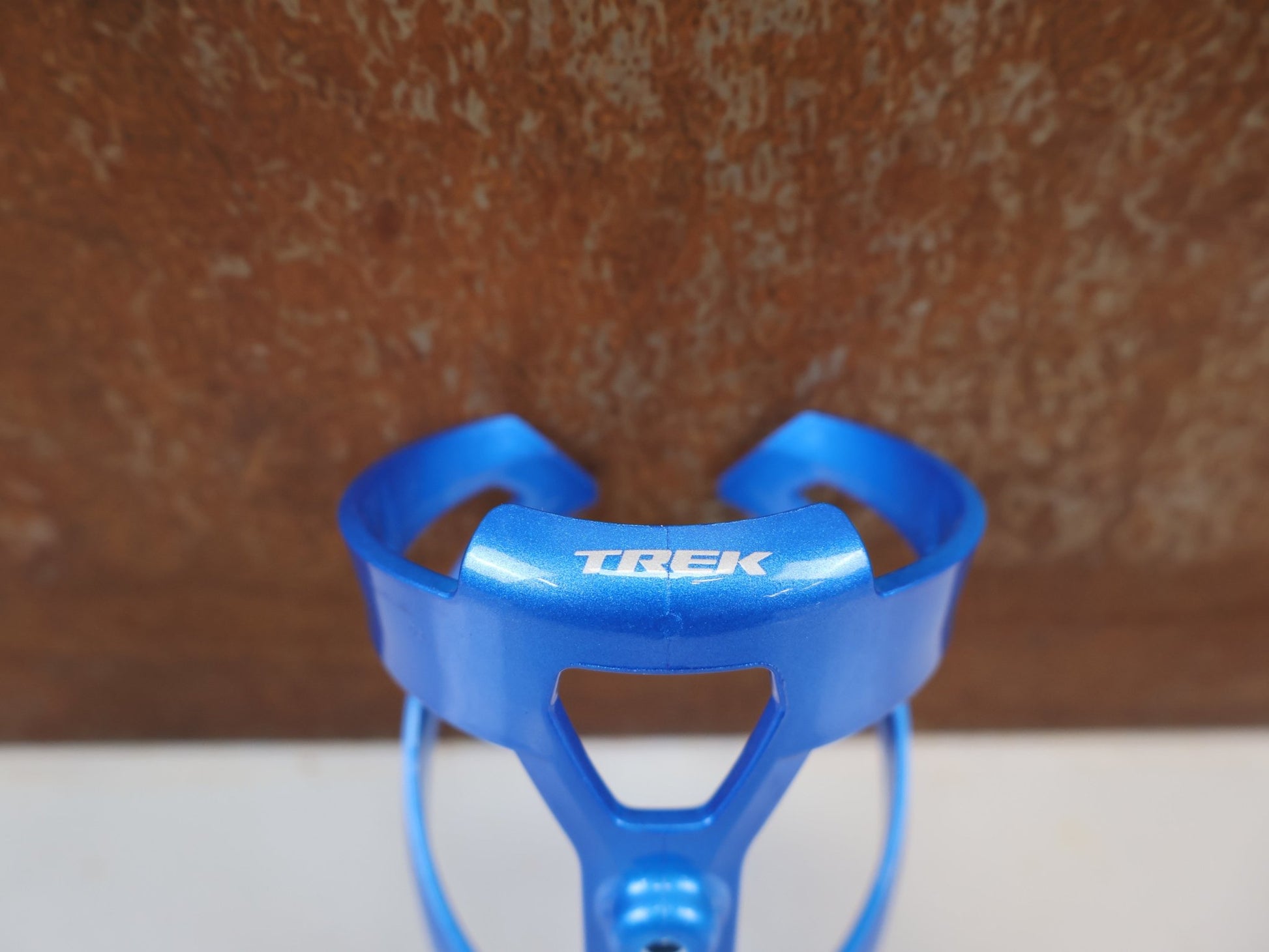 Trinkflaschen und Halter von Trek, TREK ELITE CAGE RECYCLED FLASCHENHALTER ALPINE BLUE vor USEDBIKES-OB.DE Hintergrund