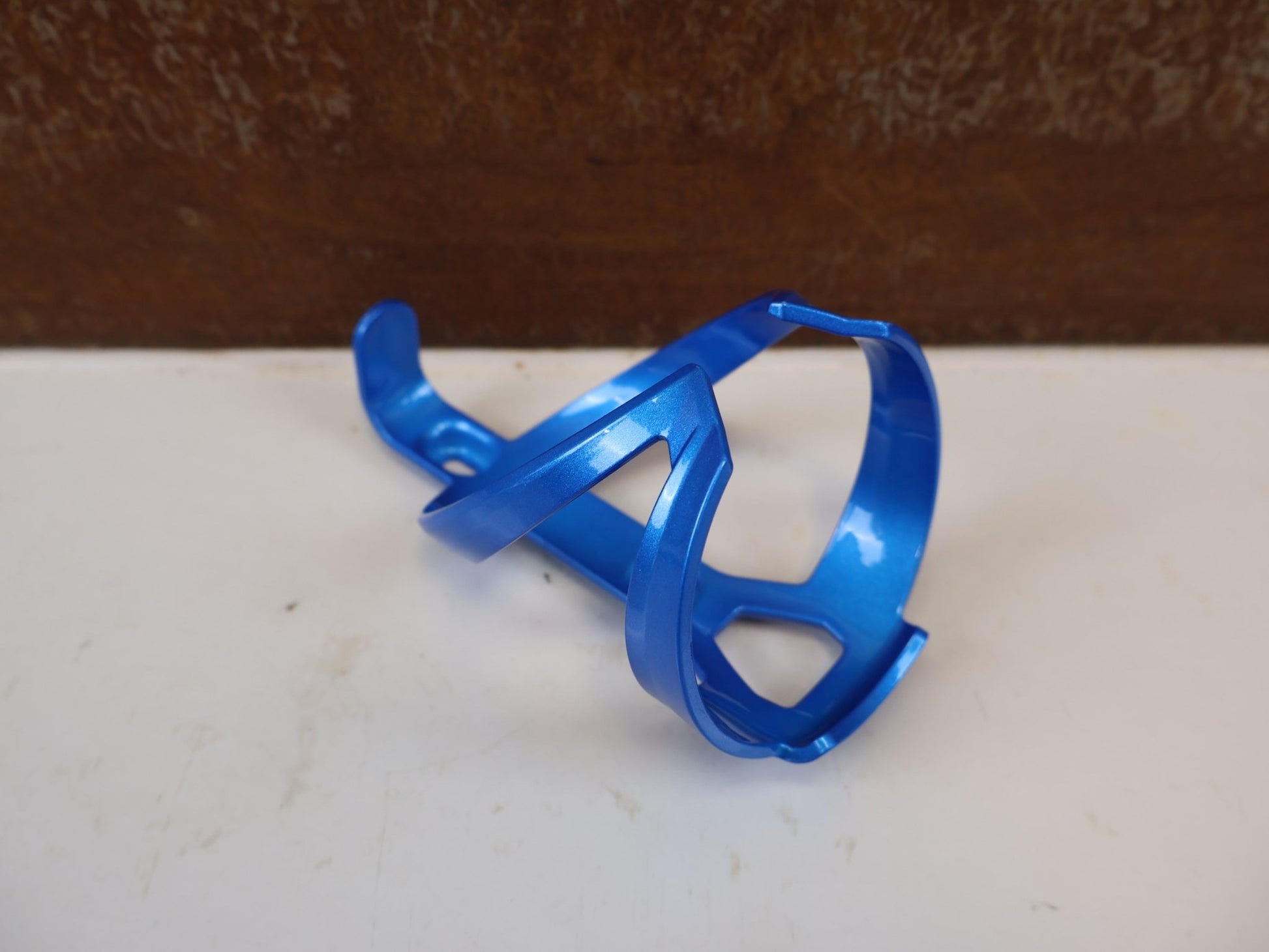 Trinkflaschen und Halter von Trek, TREK ELITE CAGE RECYCLED FLASCHENHALTER ALPINE BLUE vor USEDBIKES-OB.DE Hintergrund
