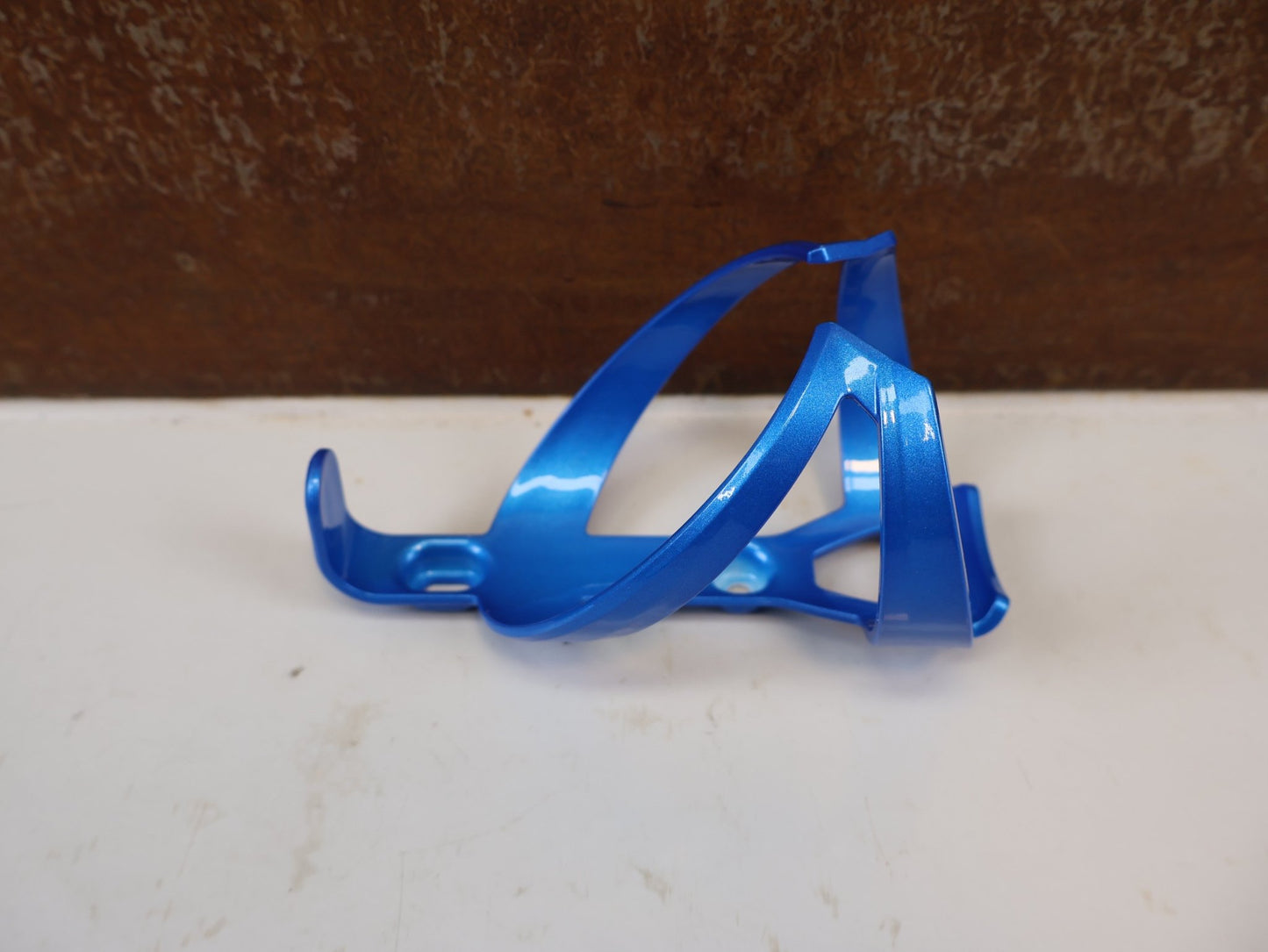 Trinkflaschen und Halter von Trek, TREK ELITE CAGE RECYCLED FLASCHENHALTER ALPINE BLUE vor USEDBIKES-OB.DE Hintergrund