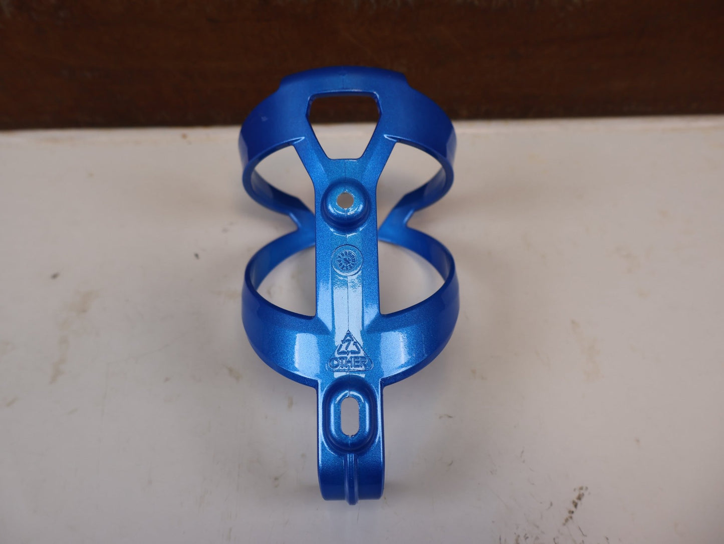 Trinkflaschen und Halter von Trek, TREK ELITE CAGE RECYCLED FLASCHENHALTER ALPINE BLUE vor USEDBIKES-OB.DE Hintergrund