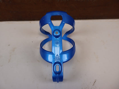 Trinkflaschen und Halter von Trek, TREK ELITE CAGE RECYCLED FLASCHENHALTER ALPINE BLUE vor USEDBIKES-OB.DE Hintergrund