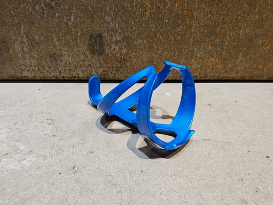 Trinkflaschen und Halter von Trek, TREK ELITE RECYCLED FLASCHENHALTER / ALPINE BLUE vor USEDBIKES - OB.DE Hintergrund