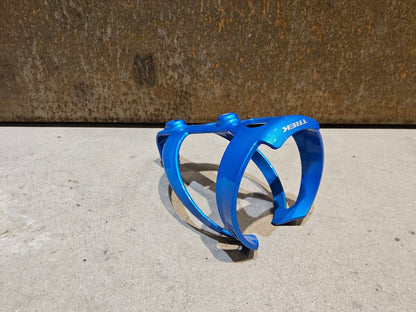 Trinkflaschen und Halter von Trek, TREK ELITE RECYCLED FLASCHENHALTER / ALPINE BLUE vor USEDBIKES - OB.DE Hintergrund