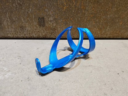 Trinkflaschen und Halter von Trek, TREK ELITE RECYCLED FLASCHENHALTER / ALPINE BLUE vor USEDBIKES - OB.DE Hintergrund